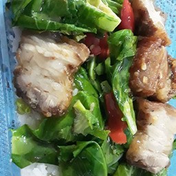 แขนงหมูกรอบราดข้าวพิเศษ