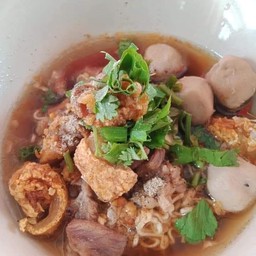 ก๋วยเตี๋ยวเนื้อสดลูกชิ้นน้ำใส
