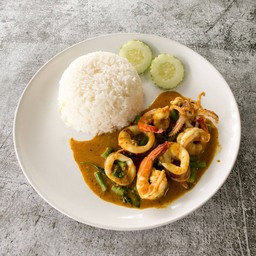 ผัดเครื่องแกงราดข้าว