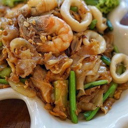 ผัดซีอิ๊วทะเลรวม (กุ้ง หมึก )