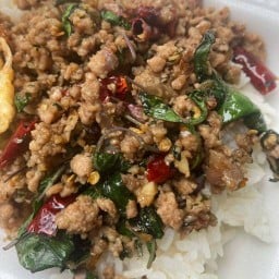 ข้าวกะเพราเนื้อ