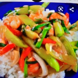 ผัดพริกหยวกรวมมิตรราดข้าว
