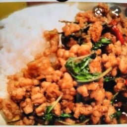 กระเพราหมูสับราดข้าว