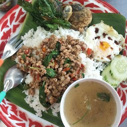 กระเพราถาดยกล้อ ศูนย์อาหารอมร