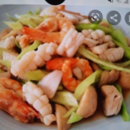 ผัดพริกหยวกรวมมิตรเป็นกับข้าว