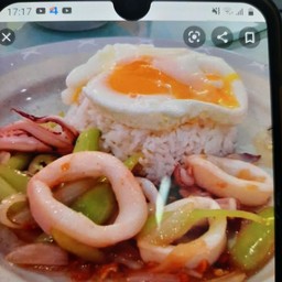ผัดพริกหยวกปลาหมึกราดข้าว
