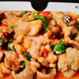 กระเพราหมูชิ้นกับข้าว