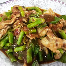 หมูผัดพริกแกงถั่วราดข้าวพิเศษ
