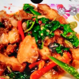 กระเพราหมูกรอบเป็นกับข้าว