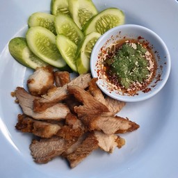 หมูทอดขนมจีนน้ำยา ร้านแม่เอิร์ธ