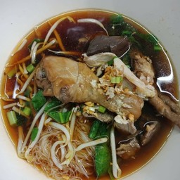 ก๋วยเตี๋ยวไก่ตุ๋นน้ำ