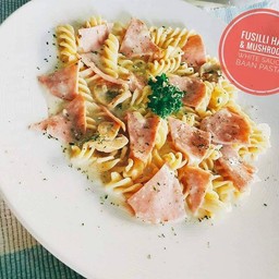พาสต้าไวท์ครีมซอสแฮมและเห็ดแชมปิญอง