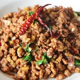 ผัดกระเพราโบราณพริกแห้ง (กับข้าว)