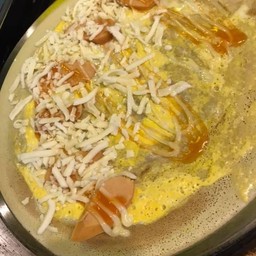 แป้งนมสด+ไข่ไก่+ชีสยืด+ไส้กรอก+ราดซอสรวม