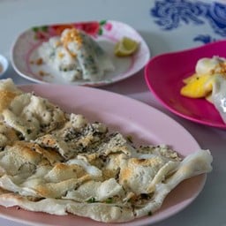 เพิ่มความกรอบด้วยข้าวเกรียบที่จะนำมาห่อไว้บนตัวแป้งอีกที มีข้าวเกรียบให้เลือก 3 