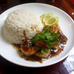 ข้าวราดกุ้งผัดกระเทียมพริกไทย
