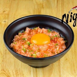 ข้าวหน้าปลาแซลมอนสับ