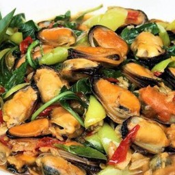 ผัดโหระพาพริกขี้หนูสด ราดข้าว