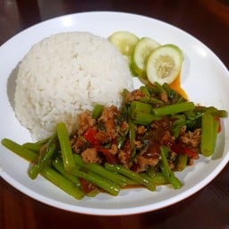 ข้าวราดผัดผักบุ้งหมูสับ