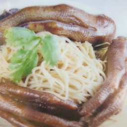 ขาห่านอบบะหมี่
