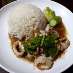 ข้าวราดหมึกผัดกระเทียมพริกไทย