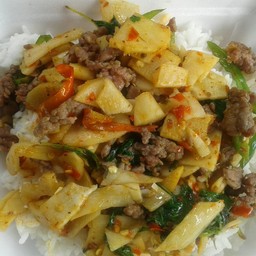 ข้าวกะเพราเนื้อหน่อไม้ดอง