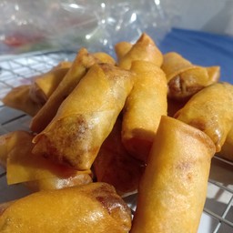 ปอเปี๊ยะทอดพร้อมเครื่องดื่ม