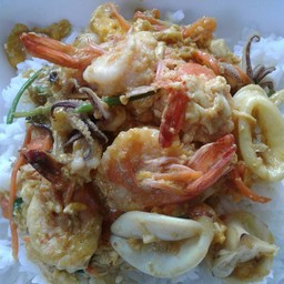ข้าวราดผัดผงกะหรี่ทะเล