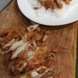 ข้าวสะโพกไก่ทอดน้ำปลา กรอบนอกนุ่มใน