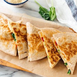 เกซาดียา - ใส้ผักโขมและชีส  ใส้พิซซ่า  ใส้ต้มยำ  ใส้เขียวหวาน  ใส่พะแนง