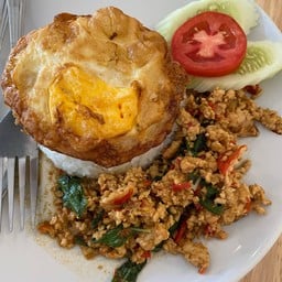 ข้าวไก่กะเพราไข่ดาว