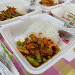 ผัดพริกแกงถั่วฝักยาว