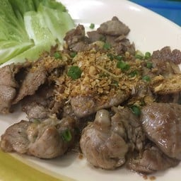 หมูกระเทียม