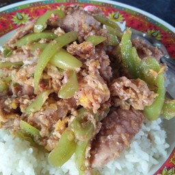 ผัดไข่ ใส่พริกหยวก และกะปิ