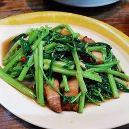 ผักบุ้งหมูกรอบ