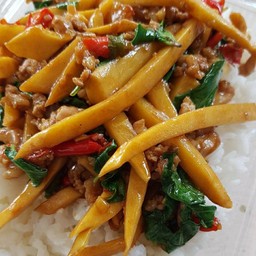 ผัดกะเพรา หน่อไม้เหลือง ราดข้าว