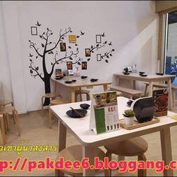 โต๊ะเก้าอี้กะทัดรัด โทนสีอ่อนดูทันสมัย