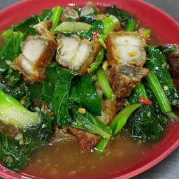 คะน้าหมูกรอบ