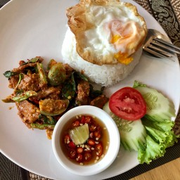 ข้าวผัดพริกแกงหมู