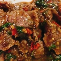 ผัดกระเพราเนื้อราดข้าว