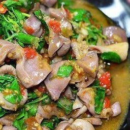 กระเพราเครื่องในไก่(กับข้าว)