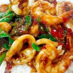 ผัดพริกแกงทะเลราดข้าว