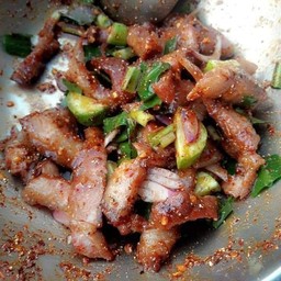 ยำคอหมูย่าง