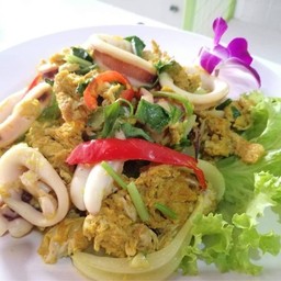 ปลาหมึกผัดผงกะหรี่