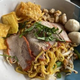 ก๋วยเตี๋ยวไทยต้มยำรสเด็ด แม่บัวขาว