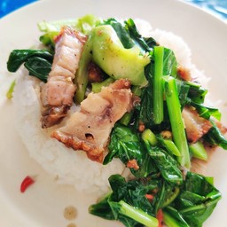 ข้าวผัดคะน้าราดข้าว