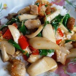 เห็ดออรินจิผัดน้ำมันหอยหมูกรอบ