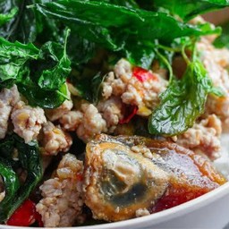 กะเพราไข่เยี่่ยวม้าหมูสับราดข้าว