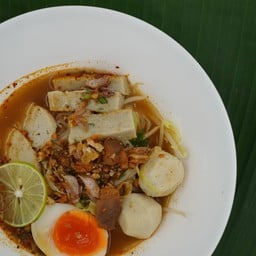 ร้าน Makin ก๋วยเตี๋ยวต้มยำ ถนนเสมาฟ้าคราม