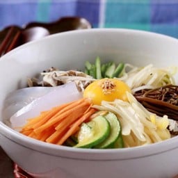บิบิมบับ (ข้าวยำเกาหลี) Bibimbap